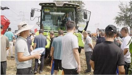 河北正定上演农机“演武”，中联重科玉米收获机成田间焦点